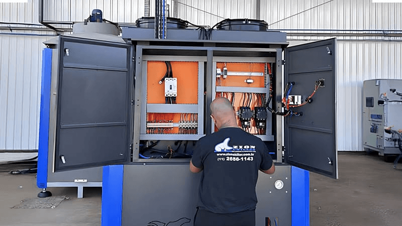 Técnico trabalhando em um chiller industrial